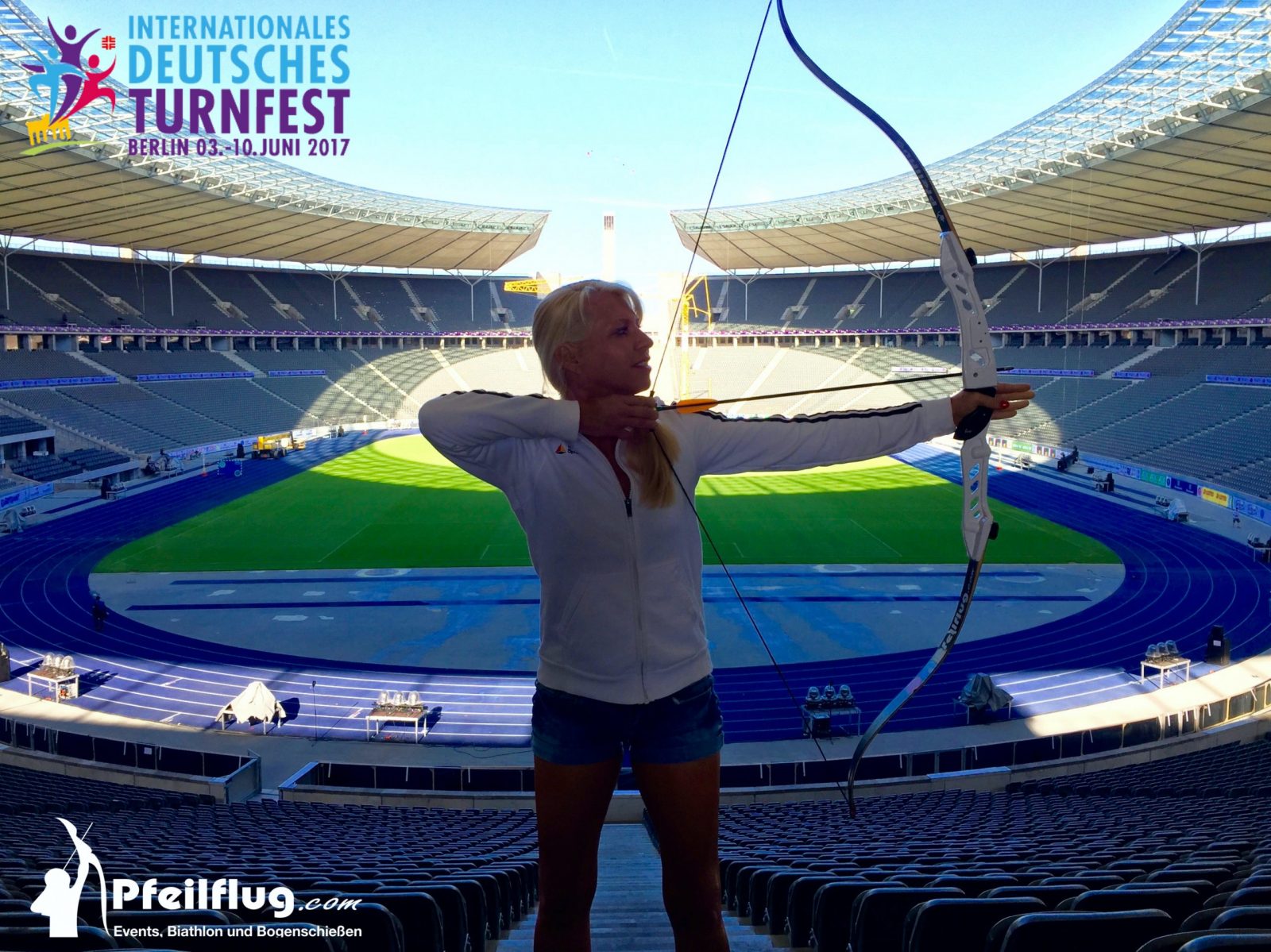 Turnfest im Stadion mit Logo